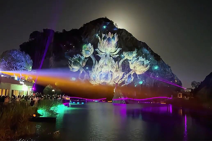 沉浸式山體投影亮化技術(shù)，豐富夜間玩法，延長(zhǎng)游客停留時(shí)長(zhǎng)