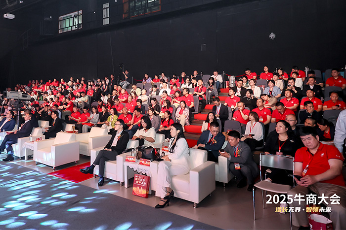 明亮照明集團總經(jīng)理荊明慧