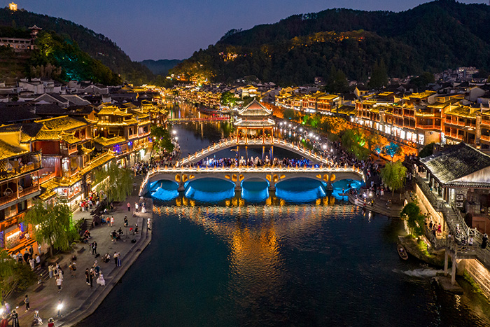 夜游經(jīng)濟(jì)爆發(fā)期！聰明老板都在搶做的景區(qū)亮化工程