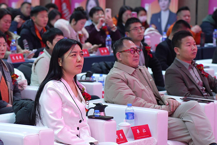 明亮照明集團(tuán)創(chuàng)始人荊明慧