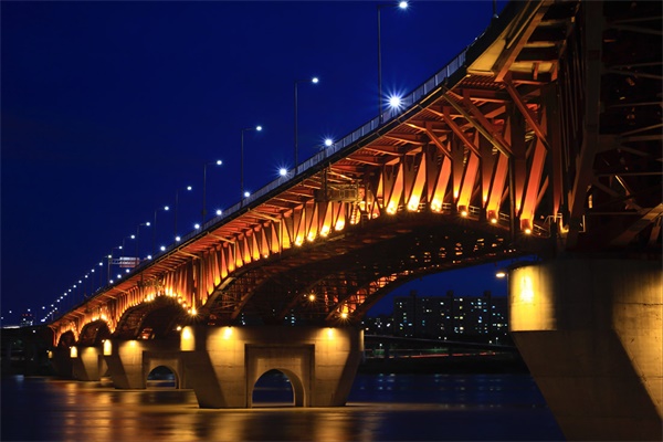 橋梁燈光照明設(shè)計(jì)應(yīng)滿(mǎn)足這四大特性