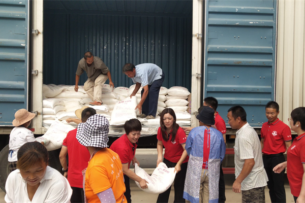 與村民一同搬運物資