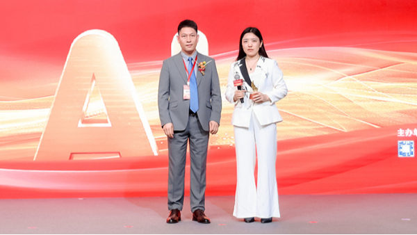 明亮照明集團(tuán)總經(jīng)理荊明慧受邀第十六屆電子商務(wù)十大牛商成果報告會