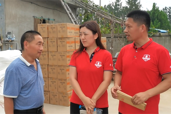 明亮照明總經(jīng)理向村委書記了解災(zāi)情