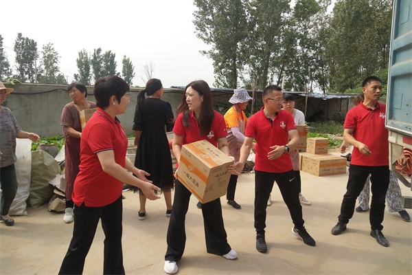 抵達(dá)浚縣開始搬卸救災(zāi)物資