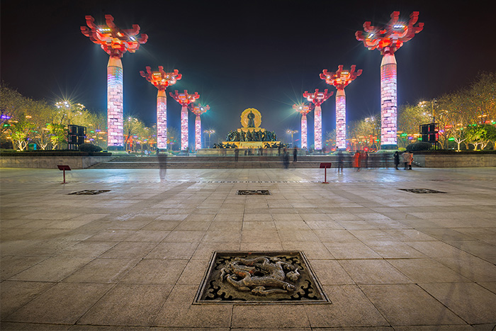 廣場燈光亮化工程應(yīng)該如何做？都要考慮哪些因素？