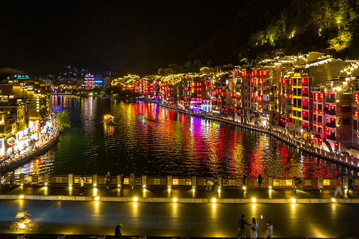 淡季客流暴漲！景區(qū)亮化后，游客深夜排隊(duì)不愿走...