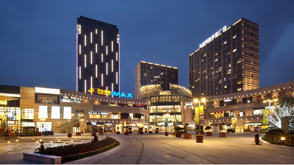 商場(chǎng)外墻照明設(shè)計(jì)是增強(qiáng)商場(chǎng)形象不可或缺的元素