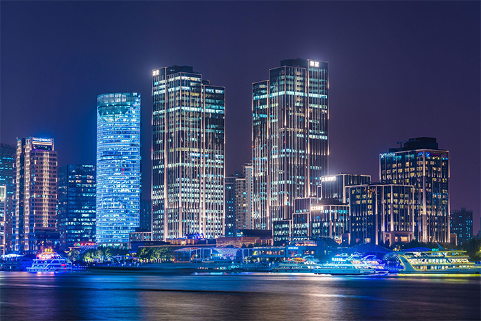 玻璃幕墻應(yīng)該如何做亮化？需注意哪些？