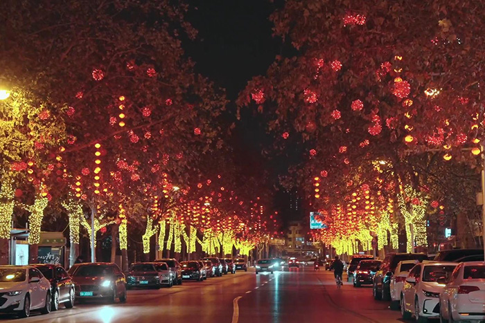 想讓春節(jié)氛圍深入人心？道路亮化營(yíng)造沉浸式年味