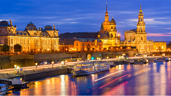 城市夜景亮化應(yīng)該遵循突出重點的原則