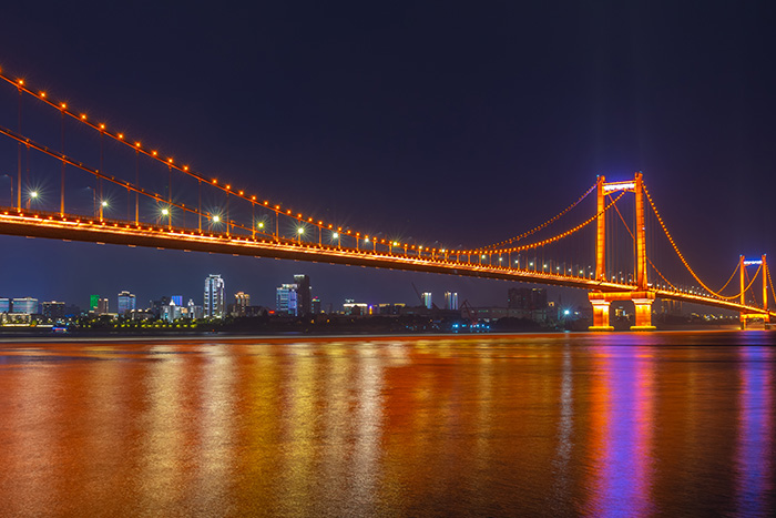 這個夜晚的橋梁亮化為何與眾不同？