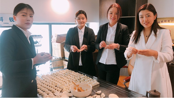 小小餃子香，濃濃冬至情——明亮照明網(wǎng)絡(luò)部包餃子活動(dòng)！